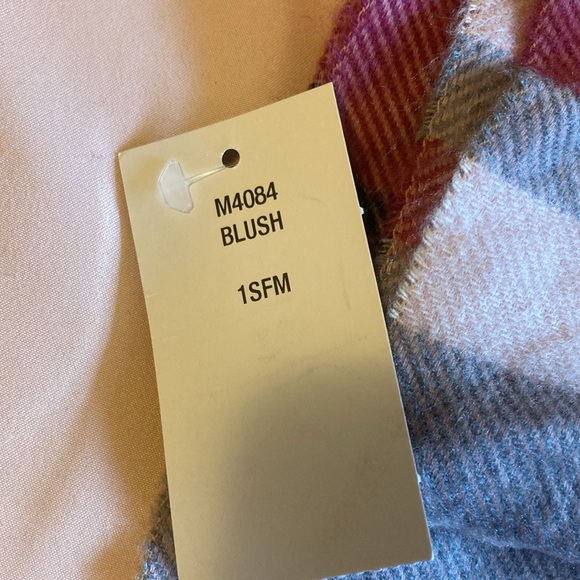 NEW Steve Madden blush scarf made in Italy - Picture 3 of 4